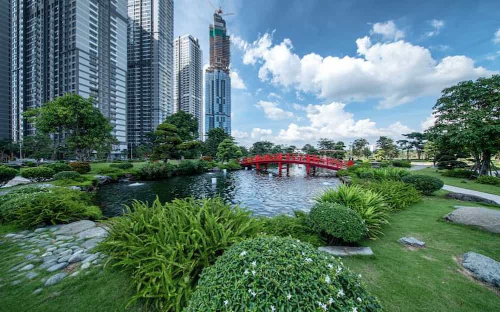 ho-ca-khoi-khoang-xanh-bao-la-ngay-duoi-chan-toa-nha-landmark-1-vinhomes-central-park-rebiz